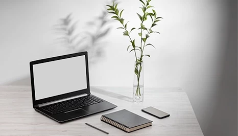 نصائح لحماية البشرة أثناء السفر والعمل في بيئة مكت...